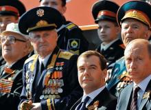 Premier Rosji Władimir Putin (z prawej) 1 września weźmie udział w uroczystościach na Westerplatte. Na zdjęciu podczas tegorocznych obchodów Dnia Zwycięstwa w MoskwieBigger