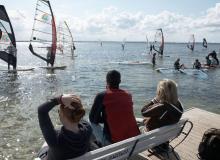 Członkowie szkoły windsurfingu w Chałupach, Zatoka PuckaBigger
