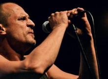 Paweł Kukiz (ur. 1963), lider zespołu Piersi, współtworzył także inne polskie grupy: Hak, Aya RL, Emigranci, nagrał bestsellerowy album z Janem Borysewiczem. Wystąpił m.in. w filmach „Girl Guide”, „Poniedziałek”, „Wtorek”, „S@motność w sieci”fotoBigger