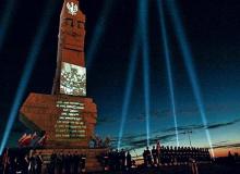 Na Westerplatte po salwach armatnich wyświetlono film przypominający pierwsze dni II wojny światowej. Za ekran posłużył  pomnik Obrońców Wybrzeża Bigger