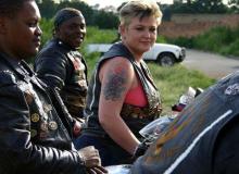 Wspólne inicjatywy białych i czarnych (na zdjęciu: członkowie klubu motocyklowego The Eagles z Soweto) nadal należą w RPA do rzadkościBigger