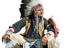 Mirosław „Sioux” Bogusz.  Stoi na czele prowadzonej przez siebie wioski  indiańskiej w Białymstoku. Ubranie ceremonialne plemienia Lakota, pióropusz  z piór orłaBigger