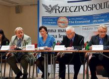 Na zdjęciu  od lewej: Sylwia Szparkowska, wiceprezes NFZ Jacek Grabowski, minister zdrowia  Ewa Kopacz, doradca prezydenta  ds. służby zdrowia Tomasz Zdrojewski, senator PO Władysław SidorowiczBigger