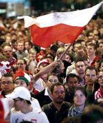 Złoty medal polskich siatkarzy dostarczył Polakom wielu radości. Ale ponad sukcesy sportowe cenimy te w edukacji i życiu rodzinnym. Na zdjęciu kibice oglądający w Warszawie transmisję finału