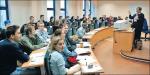 Parlament Studentów RP proponuje,  by już dziś na najlepiej ocenionych przez Państwową Komisję Akredytacyjną uczelniach wprowadzić bezpłatne studia dzienne. Na zdjęciu zajęcia  w Akademii Leona Koźmińskiego w Warszawie w 2003 r.