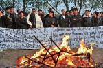 ∑ „Gdzie są prawa człowieka?” Imigranci z obozu pod Calais zwanego „dżunglą” tuż przed szturmem francuskiej policji (fot: PHILIPPE HUGUEN)