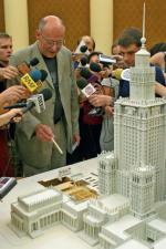 Czesław Bielecki podczas otwarcia Muzeum Pamięci Komunizmu SocLand, 2003 r.