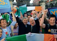 Wśród cieszących się z wyniku referendum Irlandczyków znalazł się były przewodniczący Parlamentu Europejskiego Pat CoxBigger