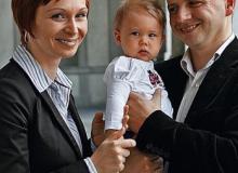 Dr Renata Solarska, młoda chemiczka, dzięki pomocy  Fundacji na rzecz Nauki Polskiej znalazła zatrudnienie w kraju i wróciła po siedmiu latach pracy za granicą.  Cieszy się,  że wreszcie jej rodzina jest razem, ale obawia się początków pracy w kraju. – Tutaj nawet gdy sprzęt potrzebny do pracy jest dostępny,  to wszystko jest obwarowane takimi przepisami, że nie można  z niego skorzystać  – tłumaczy.  Na zdjęciu z mężem Krzysztofen Solarskim  i dziewięcio-miesięczną córką WiktoriąBigger