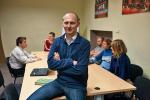 Wojciech Mocarski, który od roku prowadzi  w Warszawie Coworking-Club stara się by był on czymś więcej  niż tylko miejscem  do wspólnej pracy 