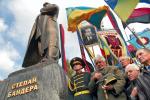 Kombatanci UPA przy lwowskim pomniku Stepana Bandery