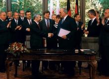 W 1991 polski premier Jan Krzysztof Bielecki i kanclerz Niemiec Helmut Kohl podpisali traktat o dobrym sąsiedztwie i przyjaznej współpracyBigger