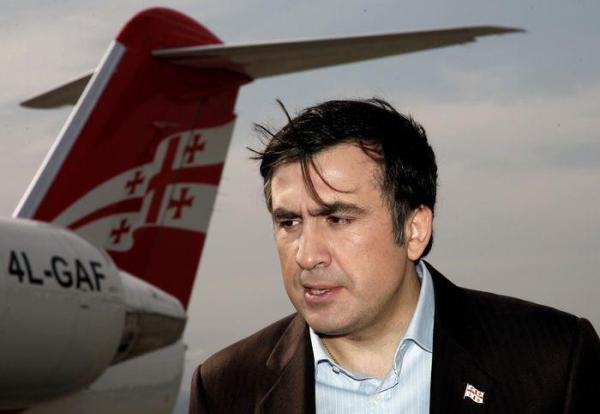 Micheil Saakaszwili na lotnisku w stolicy Gruzji
