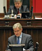 Zbigniew Wassermann (PiS) przekonuje, że danie komisji czasu do końca lutego sprawi, że będziemy mieli do czynienia z farsą, a nie  z ustalaniem prawdy. Na zdjęciu u góry Jerzy Szmajdziński (SLD) 