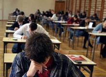 Dyrektor  z łódzkiego liceum proponuje opłatę 100 zł od arkusza.  Na zdjęciu próbny egzamin  z matematyki  w jednym  z liceów  w WarszawieBigger