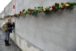 Zachowany fragment muru berlińskiego przed obchodami 20. rocznicy jego zburzenia