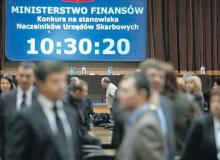 Podczas konkursu na naczelników 201 urzędów skarbowych Ministerstwo Finansów sprawdzało wiedzę zawodową  i umiejętności kandydatów.  Na zdjęciu egzamin pisemny  w lutym  tego rokuBigger