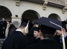 Absolwenci podczas uroczystości rozdania dyplomówBigger