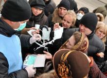 Działach Partii Legionów rozdaje maseczki na UkrainieBigger