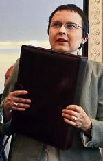 Samorządy i szefowie liceów oceniają, że pomysł minister Katarzyny Hall może się okazać niemożliwy do zrealizowania 