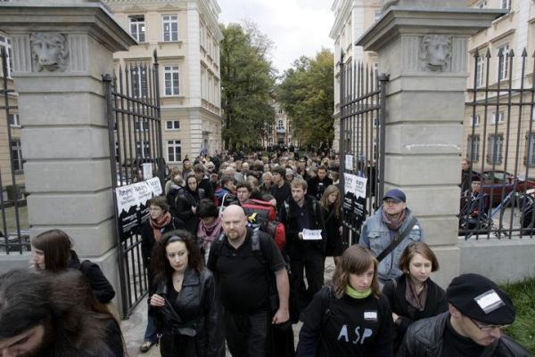 Protest studentów przed Uniwersytetem Warszawskim