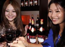 Degustacja w Tokio. Otwieranie butelek Beaujolais zaczyna się o północy ze środy na trzeci czwartek listopada. Z powodu różnic czasowych, pierwsi są Japończycy - znani smakosze tego trunku   Bigger