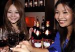 Degustacja w Tokio. Otwieranie butelek Beaujolais zaczyna się o północy ze środy na trzeci czwartek listopada. Z powodu różnic czasowych, pierwsi są Japończycy - znani smakosze tego trunku   