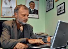 Janusz  Kołakowski, dyrektor  Szpitala Psychiatrycznego w Żurawicy (koło Przemyśla),  słynie  z nietypowych pomysłów,  np. założył  Małą Kapelę Gorących Serc konkurencyjną wobec Wielkiej Orkiestry Świątecznej PomocyBigger