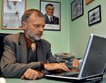 Janusz  Kołakowski, dyrektor  Szpitala Psychiatrycznego w Żurawicy (koło Przemyśla),  słynie  z nietypowych pomysłów,  np. założył  Małą Kapelę Gorących Serc konkurencyjną wobec Wielkiej Orkiestry Świątecznej Pomocy