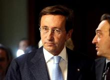 Gianfranco Fini -  w masce przedstawiającą jego twarz jeden z rabusiów wyjmował pieniądze z kasyBigger