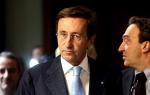 Gianfranco Fini -  w masce przedstawiającą jego twarz jeden z rabusiów wyjmował pieniądze z kasy