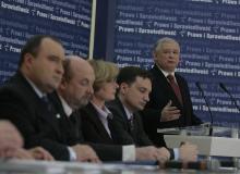 Jarosław Kaczyński prezentuje swój zespółBigger