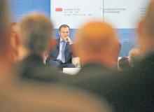 Poropozycja szybkiej zmiany konstytucji zaskoczyła nawet partyjnych kolegów premiera Donalda Tuska. Na zdjęciu podczas konferencji podsumowującej dwa lata rządów. Warszawa, 20 listopadaBigger