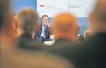 Poropozycja szybkiej zmiany konstytucji zaskoczyła nawet partyjnych kolegów premiera Donalda Tuska. Na zdjęciu podczas konferencji podsumowującej dwa lata rządów. Warszawa, 20 listopada