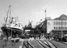 M/s „Piłsudski” przy nabrzeżu przed Dworcem Morskim w Gdyni przed wyruszeniem w rejs do Nowego Jorku Bigger