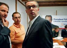 Maciej Grabowski (trzeci od lewej) w sztabie wyborczym PO podczas kampanii prezydenckiej Donalda Tuska w 2005 r.Bigger
