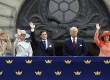 Szwedzka rodzina królewska: księżniczka Wictoria, księżniczka Magdalena, książe Karol Filp, król Karol XVI Gustaw i królowa SylwiaBigger