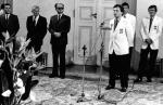 Aleksander Kwaśniewski został zarejestrowany jako TW w 1983 r. – pisze Piotr Gontarczyk. Według niego teczki polityka zostały zniszczone najprawdopodobniej we wrześniu 1989 r. Na zdjęciu Aleksander Kwaśniewski, szef Komitetu Młodzieży i Kultury Fizycznej, w 1988 r. podczas spotkania z olimpijczykami po zakończeniu igrzysk w Seulu. Brali w nim też udział m.in. szef Rady Państwa PRL Wojciech Jaruzelski i premier PRL Mieczysław Rakowski