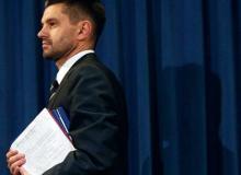 Wiceminister finansów Jacek Kapica odpowiada w resorcie  za nadzór nad branżą hazardową. Według mediów miał wspierać rozwiązania prawne, które sprzyjały Totalizatorowi Sportowemu   Bigger