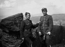 Ksiądz Władysław Gurgacz (z lewej)  i Stanisław Szajna w 1949 r. Bigger