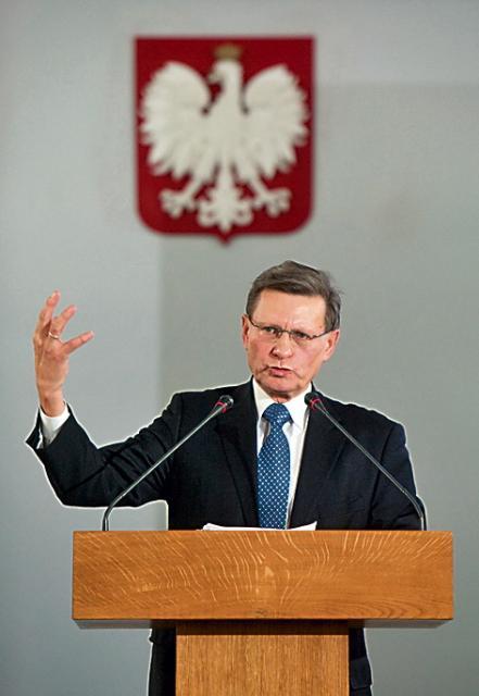 Dziś trzeba się skupić na zwiększeniu presji na główne siły polityczne w Polsce, by zdecydowały się wyłączyć z bieżącej walki politycznej zdrowie finansów publicznych. Warto byłoby nawiązać  do dobrych tradycji, kiedy 20 lat temu zgodę na ratowanie gospodarki otrzymaliśmy od wszystkich sił politycznych – powiedział w czwartek „Rz” prof. Leszek Balcerowicz