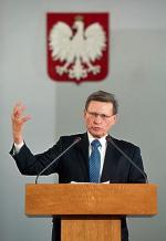 Dziś trzeba się skupić na zwiększeniu presji na główne siły polityczne w Polsce, by zdecydowały się wyłączyć z bieżącej walki politycznej zdrowie finansów publicznych. Warto byłoby nawiązać  do dobrych tradycji, kiedy 20 lat temu zgodę na ratowanie gospodarki otrzymaliśmy od wszystkich sił politycznych – powiedział w czwartek „Rz” prof. Leszek Balcerowicz