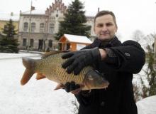 Burmistrz Zatora Zbigniew Bierna z... karpiemBigger