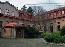 Pałac w Pełkiniach (woj. podkarpackie). Opuszczony od dwóch lat stoi nieogrzewany w zarośniętym parku. Na zdjęciu powyżej front z neobarokową sienią Bigger