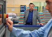 Jacek Poletyło, szef firmy Nicols Poland, woli sprawdzić referencje kandydatów do pracy gdyż uważa, że trudno ocenić kogoś na podstawie CV i dwóch – trzech spotkań kwalifikacyjnych  Bigger