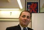 Prezydent Świnoujścia Janusz Żmurkiewicz ze spornym krzyżem w tle