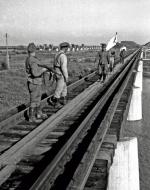 Japońscy parlamentariusze podchodzą do pozycji sowieckich pod Harbinem, 19 sierpnia 1945 r. 