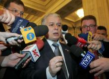 Prezydent Lech Kaczyński wśród dziennikarzyBigger
