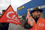 Protest związkowców pod sklepem Ikei we francuskim Nantes, grudzień 2009 r.