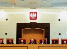 Jak ustaliła „Rz”, siedmiu sędziów jest  za utrzymaniem ustawy, tylu samo przeciw. Na zdjęciu sędziowie Trybunału Konstytucyjnego podczas rozprawy  w lipcu 2009 r.Bigger